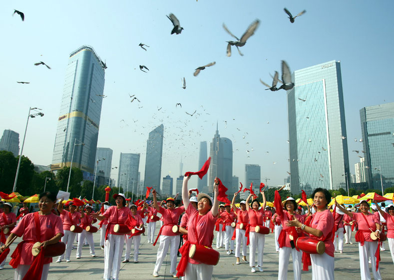 大会现场2012羽象征健康、幸福、吉祥的信鸽腾空而起，展翅翱翔